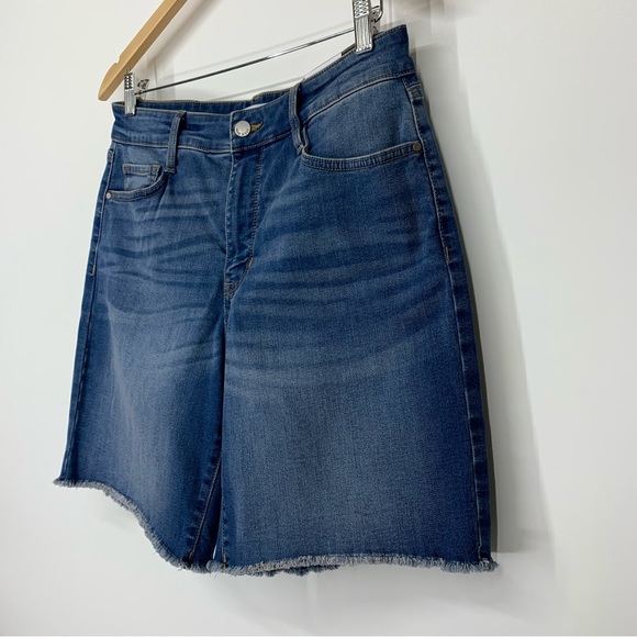 Nine West Mid Rise Bermuda Medium Wash Jean Shorts With Raw Fringe Hem New Nwt - Picture 4 of 16